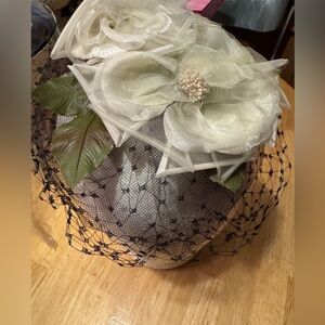 Vintage White Floral Fascinator with Veil - 50s Style Birdcage Veil